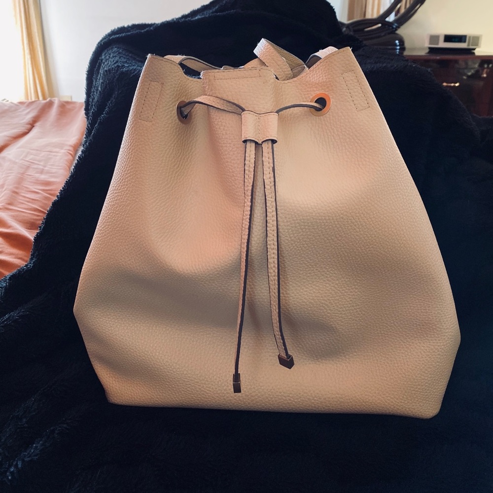 Tote. beige bag with center snap and pull strap